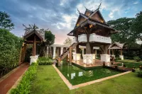 Shinnabhura Historic Boutique Hotel Hotel dekat Wat Phra Si Rattana Mahathat