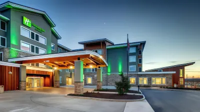 Holiday Inn & Suites Bellingham Отели рядом с достопримечательностью «Whatcom Falls Park Stone Bridge»