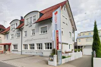 Central Hotel Friedrichshafen فنادق في فريدريشهافين