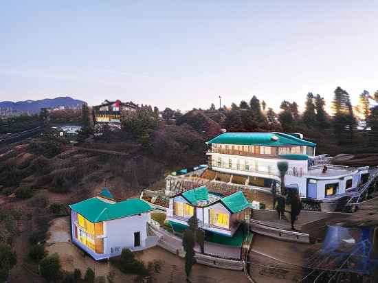 Shree Parijat Resort at Mukteshwar Hill Station with Himalayan View Hotel Exterior