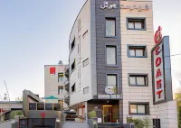 Coast Hotel Hotels near Jumelle Market