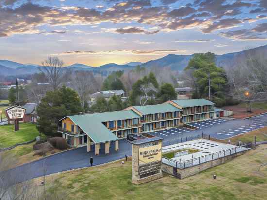 Tremont Lodge & Resort Hotel Exterior