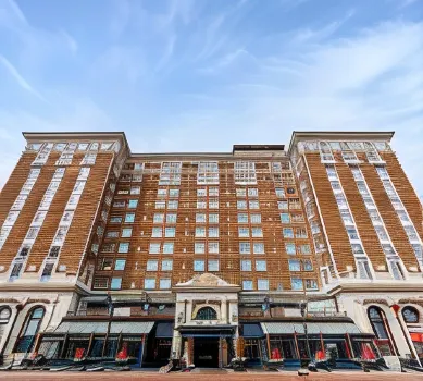 Amway Grand Plaza, Curio Collection by Hilton Hotels near DeVos Place