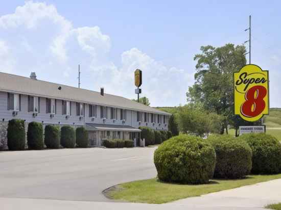 Super 8 by Wyndham Sturgeon Bay Hotel Exterior