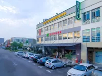 Eight Days Boutique Hotel - Mount Austin Hotels near Masjid Al Falah Taman Desa Jaya