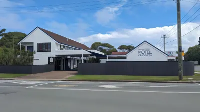 Moffat Beach Motel Caloundra カラウンドラのホテル