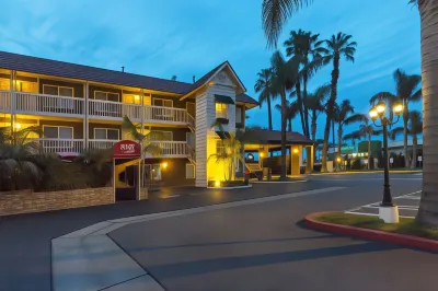 Ramada by Wyndham Costa Mesa/Newport Beach Hotels near Angels Playground