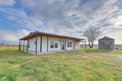 Modern Farmhouse in Del Valle: Rural Setting! Hotels near Red and Charlie McCombs Field