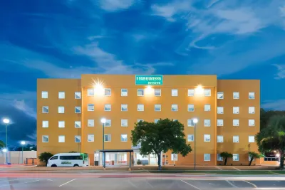 City Express Junior by Marriott Ciudad Del Carmen Aeropuerto Hotels near Alberca Camargo