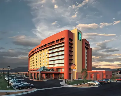 Embassy Suites by Hilton Albuquerque Отели рядом с достопримечательностью «Casas del Rio»