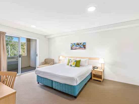 Quality Suites Pioneer Sands Rooms