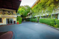 Altamont Court Hotel Hotels near Village Plaza