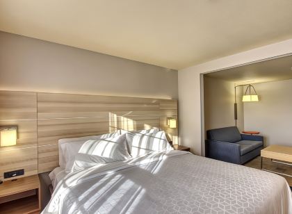 Holiday Inn Express & Suites Milwaukee Airport