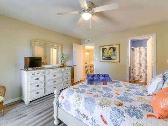 Emerald Isle Condo w/ Indoor Pool & Beach Access! Rooms