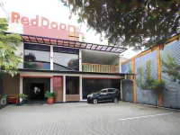 RedDoorz Plus Near Stadion Mandala Krida