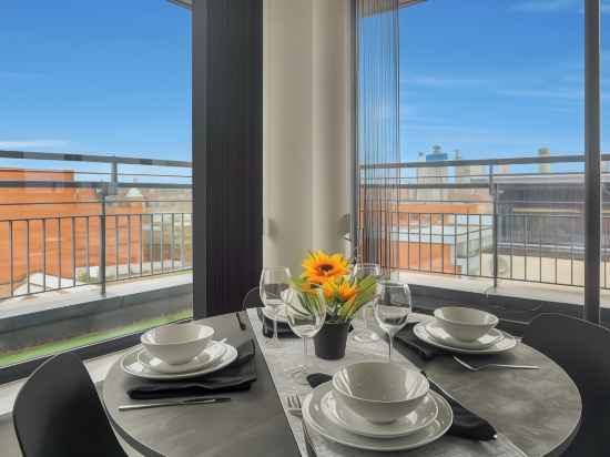 2 Bed Penthouse With Beautiful City Views Dining/Meeting Rooms