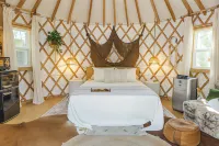 Camposanto Glamping - The Peacock Yurt Hotels near Red and Charlie McCombs Field