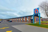 Motel 6 Oak Creek, WI Hotels near Milwaukee Airport Amtrak Station