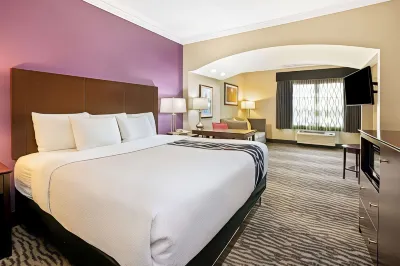 La Quinta Inn & Suites by Wyndham Houston - Magnolia Hotels near George Bush Intercontinental Airport