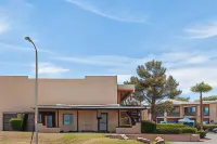 Super 8 by Wyndham Barstow Hotels near Treasure House Mall