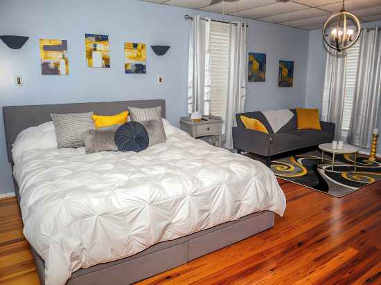 Downtown Cozy 2 Br Apt - 4Min Drive MardiGras Park Rooms