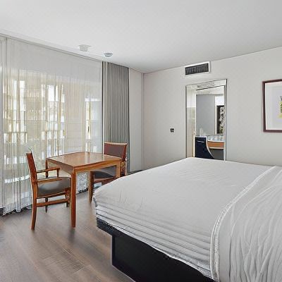 Standard Queen Room-Accessible Vagabond Inn Glendale Promo Code