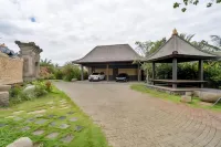 Royal Roco Villa Hotels near Warung Pojok