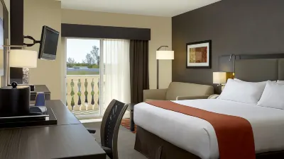 Holiday Inn Express & Suites Naples Downtown - 5TH Avenue Hotels near Naples Municipal Airport