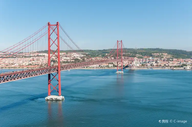 Hotels near 25 de Abril Bridge