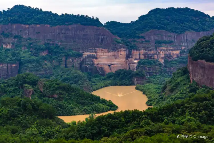 Hotels near Qujiang Revolutionary Martyrs' Cemetery