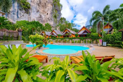 Diamond Cave Resort Hotels near Chicken Rock