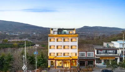 Moon watching Mountains Hotels in Yuzhou