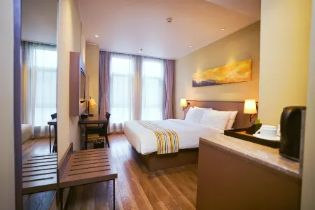 Home Inn Plus (Shanghai Wuning Road Metro Station Anyuan Road)