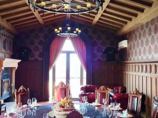 CHATEAU NINE PEAKS Dining/Meeting Rooms