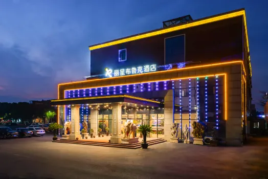 Rezen Brook Hotel (Shanghai Caolu Minlei Road Subway Station) Hotels near Chuansha Park