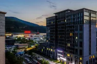 Shengyi Light Luxury Hotel (Chengde South Station Store)