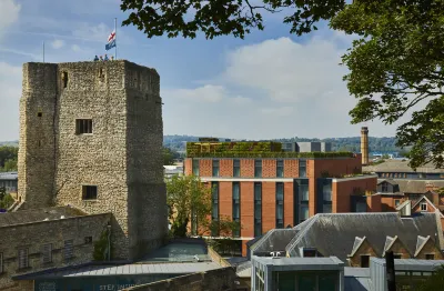 Courtyard Oxford City Centre Hotel berhampiran Oxford Castle & Prison