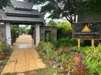 Kokhaburi Hotel Các khách sạn gần Wat Ban Phueng