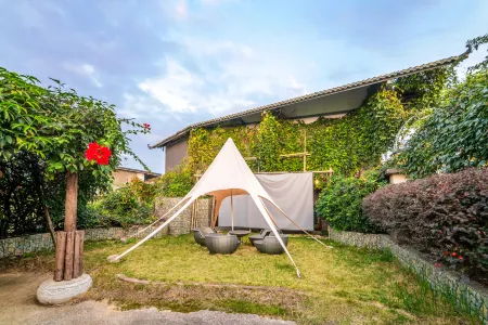 A thousand purple and red roof garden hotel (Guilin Liangjiang Sihu Scenic Area)