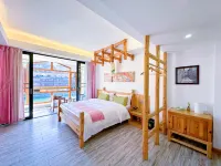 Hu'er Caowu Riverview Guesthouse Hotels in Fenghuang