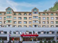 Ibis Hotel (Tonghua Binjiang West Road) Hotels near Zhanqian Square