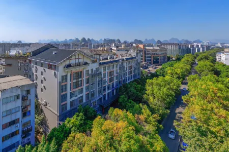 A thousand purple and red roof garden hotel (Guilin Liangjiang Sihu Scenic Area)