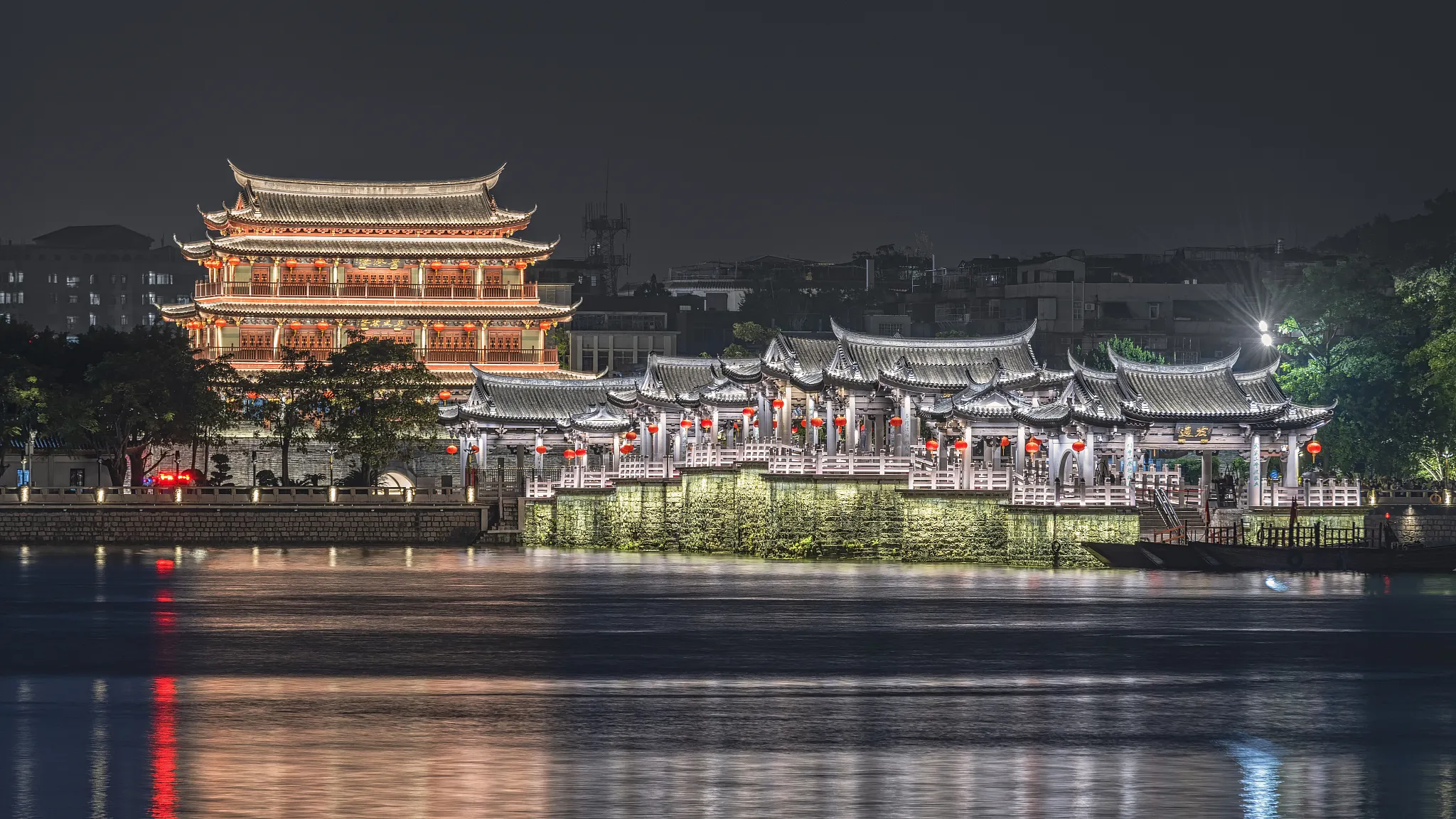 潮州廣濟橋夜間景色。圖片來源︰Trip.com