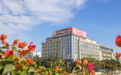 Alarun Hotel (Zhanjiang Shimao Mansion) Hotels near World Trade Center