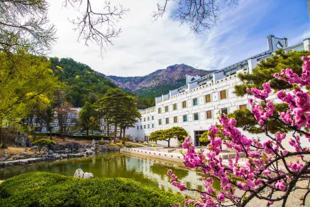 Fragrant Hill Hotel