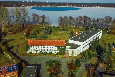 Seepark Hotel am Wandlitzsee Отели в г. Ораниенбург