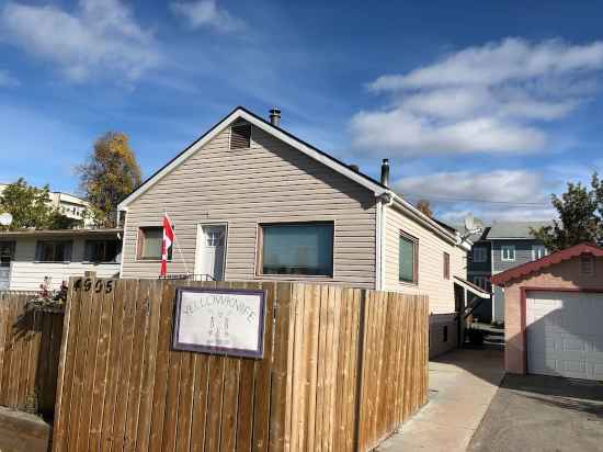 Yellowknife B&B Hotel Exterior