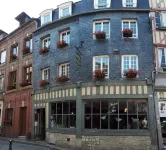 Hotel le Dauphin Hotels near Maison La Goulue