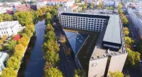 Sheraton Berlin Grand Hotel Esplanade Hotel berhampiran Tempelhofer Feld