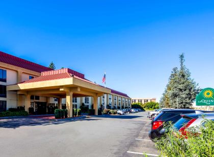 La Quinta Inn & Suites by Wyndham Oakland Airport Coliseum